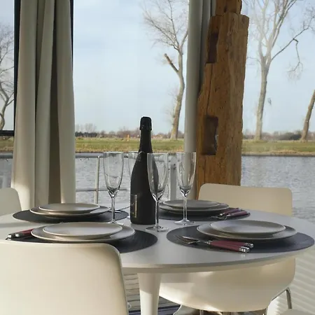Houseboat Escapade
