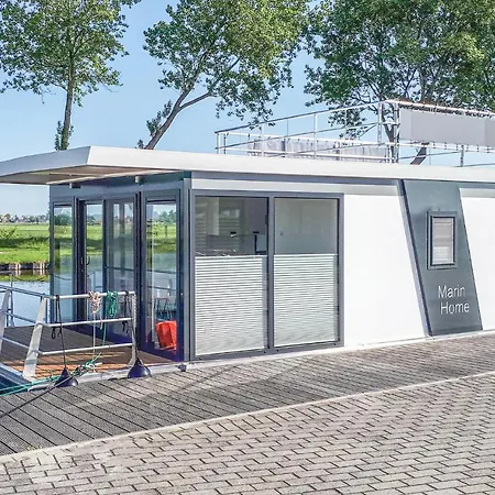 Houseboat Escapade بوتيل