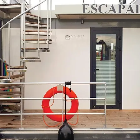 Houseboat Escapade 5* نيوبورت