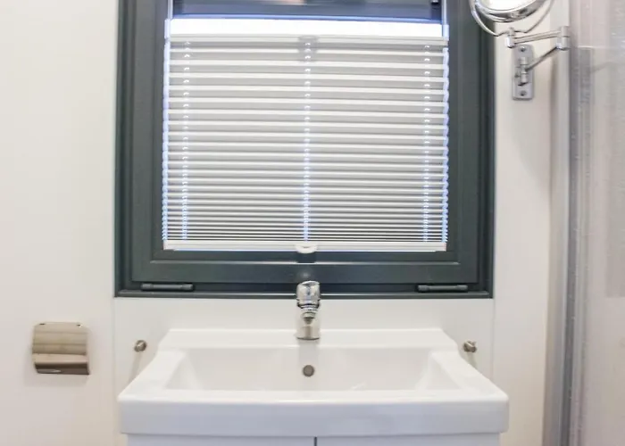 Houseboat Escapade Botel